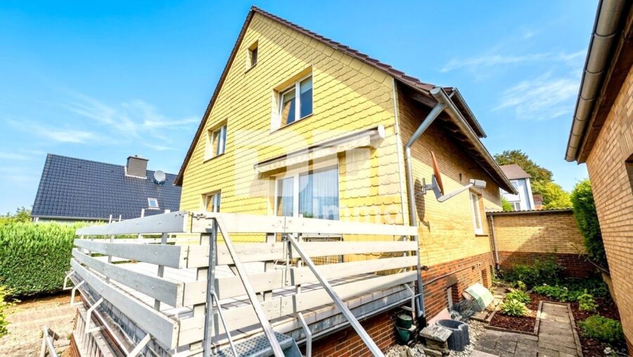 Großzügiges 1-2 Familienhaus mit vielseitigem Nutzungspotenzial und schönem Garten - Rückansicht Terrasse